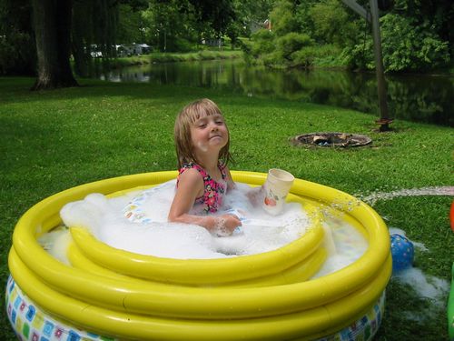 Бассейн для детей и купальные аксессуары: правила выбора
