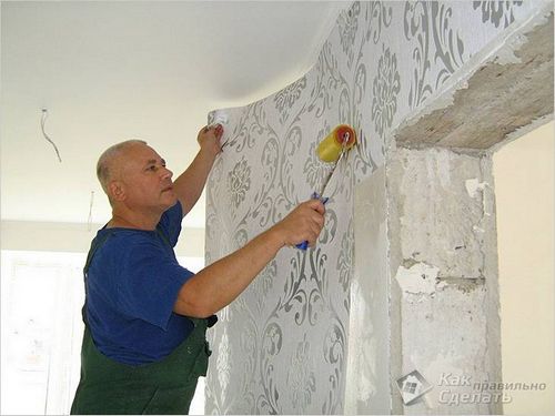 Как клеить виниловые обои на стены и потолок ( фото)