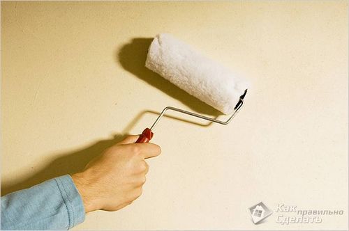 Как клеить виниловые обои на стены и потолок ( фото)
