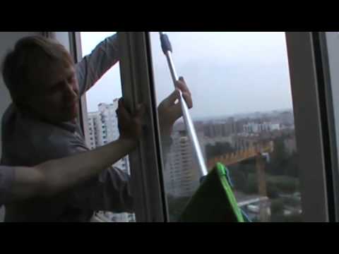 Как помыть окно на балконе снаружи на высоком этаже