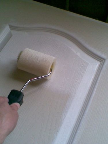 Как правильно покрасить деревянную дверь