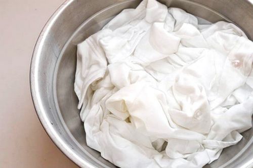 Как удалить пятно с белой одежды, самые эффективные средства, видео
