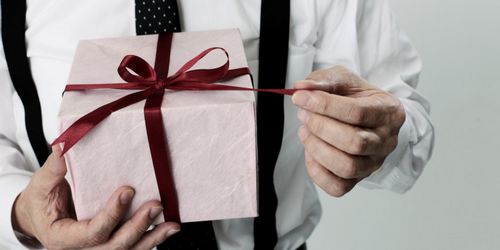 Как выбрать подарок парню: советы и рекомендации