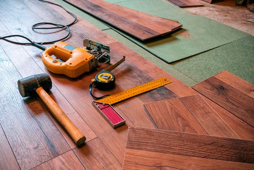 Как выровнять деревянный и бетонный пол своими руками под ламинат