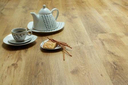 Какой пол лучше сделать на кухне - кафельный или деревянный?