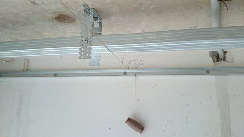 Короб из гипсокартона на потолке натяжном с подсветкой и монтаж на кухне