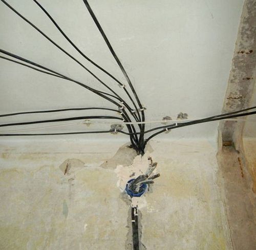 Прокладываем кабель за подвесным потолком