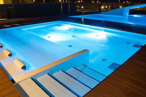 Современный и стильный дизайн бассейна в частном доме фото
