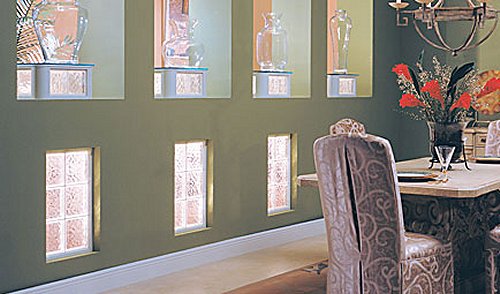 Стена из стеклоблоков в интерьере гостиной, спальни, кухни: фото