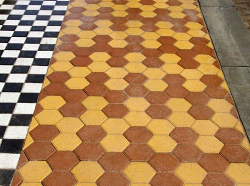 Укладка тротуарной плитки своими руками: формы для дорожек, отмостка, цены, фото
