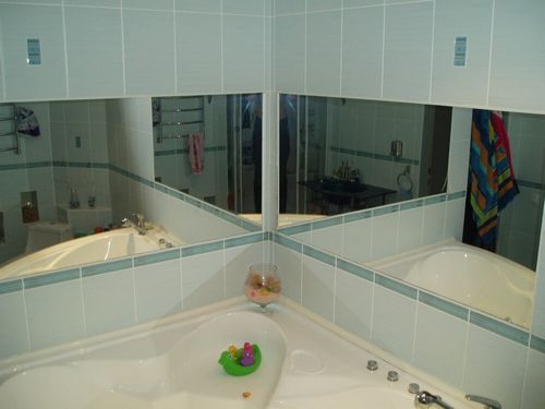 Зеркало в ванную своими руками с защитой от влаги: рамки и способы крепления